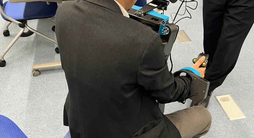 人型ロボットの操作模様