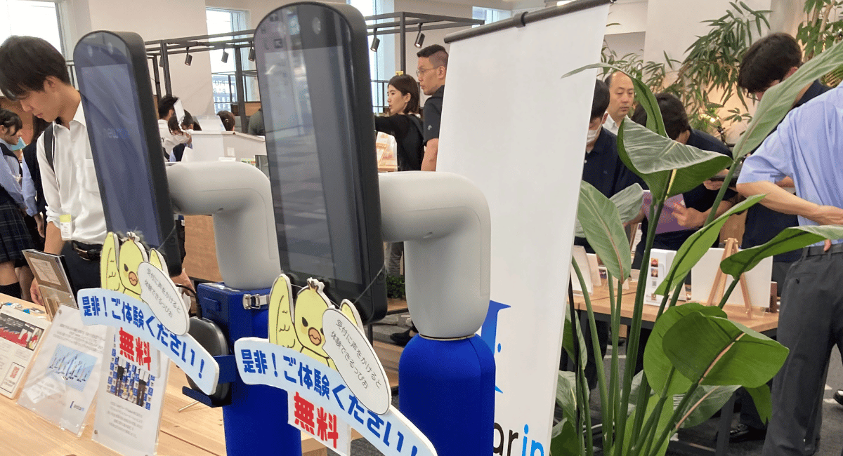 大型部品と小型パーツの展示