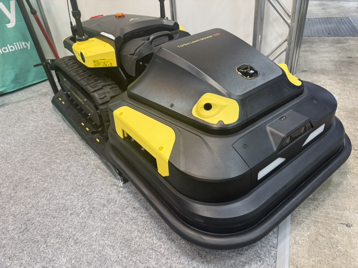 黒と黄色のYarbo Lawn Mower Proとクローラ式走行部
