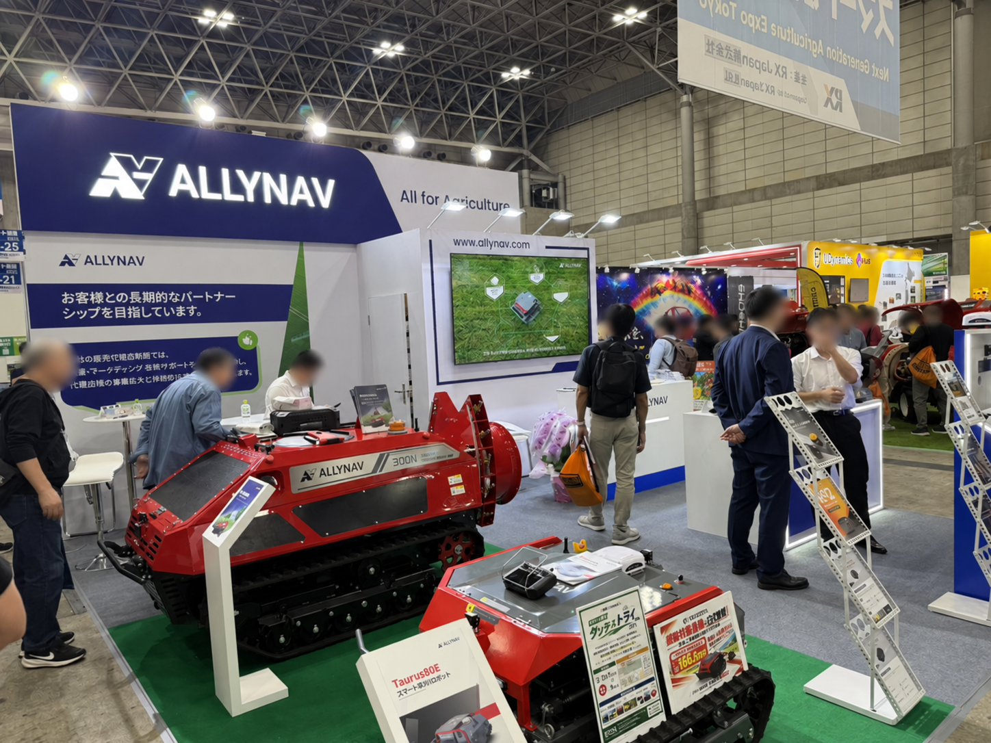 ALLYNAVブースに並ぶクローラ式農業ロボット