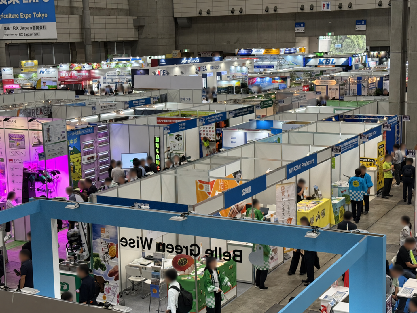 スマート農業関連の企業ブースが並ぶ展示会場の全景
